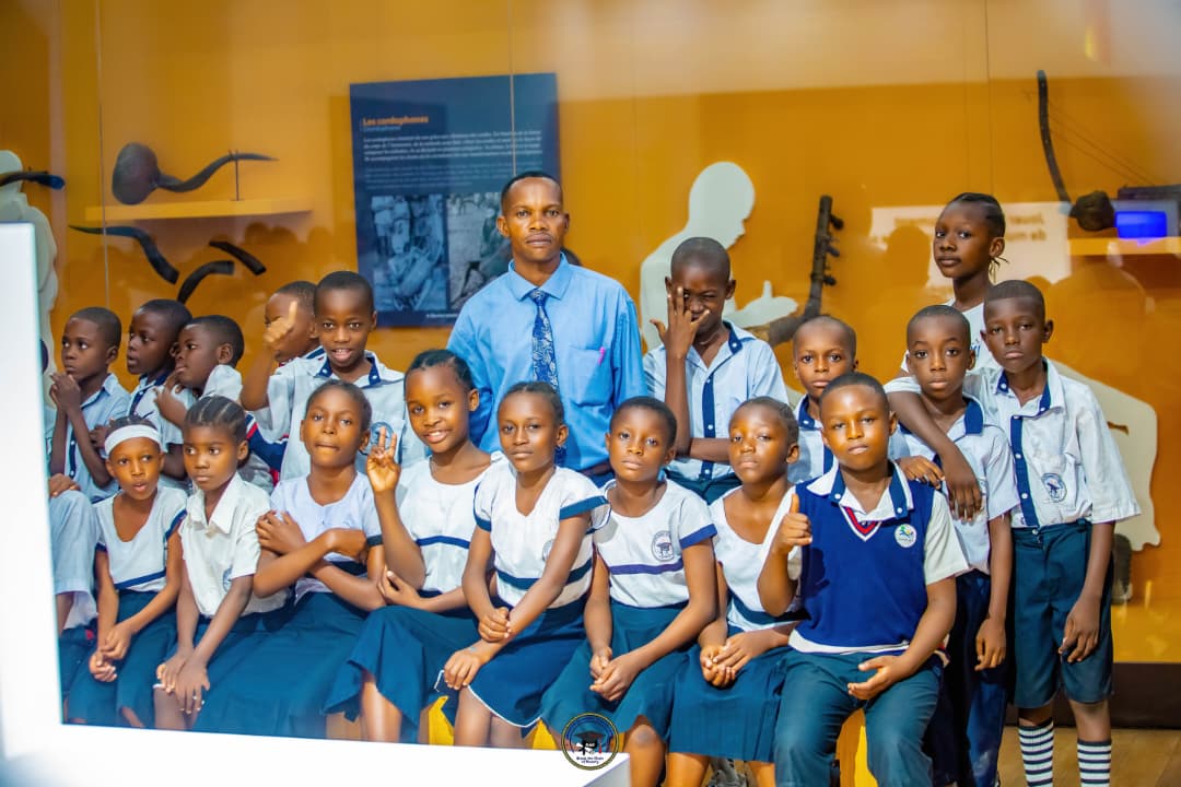 Students on a cultural field trip to a local museum