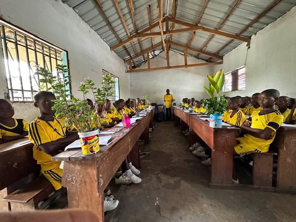 Volunteers supporting a community classroom